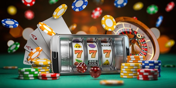 Mobilní telefon ležící na zeleném kasinovém stole, na jehož obrazovce jsou vidět tři symboly číslice sedm na výherním automatu. Okolo telefonu jsou rozsypané kasinové žetony a karty, v pozadí rozmazaně ruletové kolo a pestrobarevné kasinové žetony padající vzduchem.