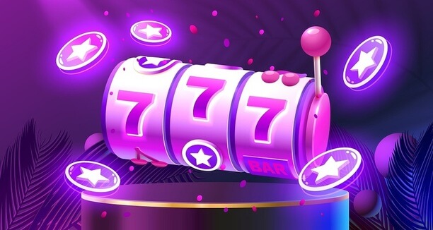 Ilustrace slotového automatu v neonově růžové barvě s ikonou trojice sedmiček, umístěného na třpytivé pódium obklopené fialovým světlem a neonovými hvězdami. Atmosféra obrázku evokuje noční život a energii kasina.